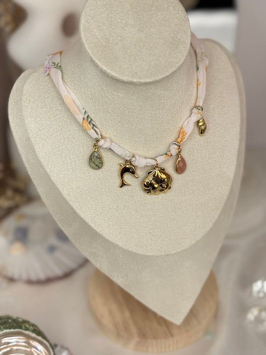 Collier tissu - breloques