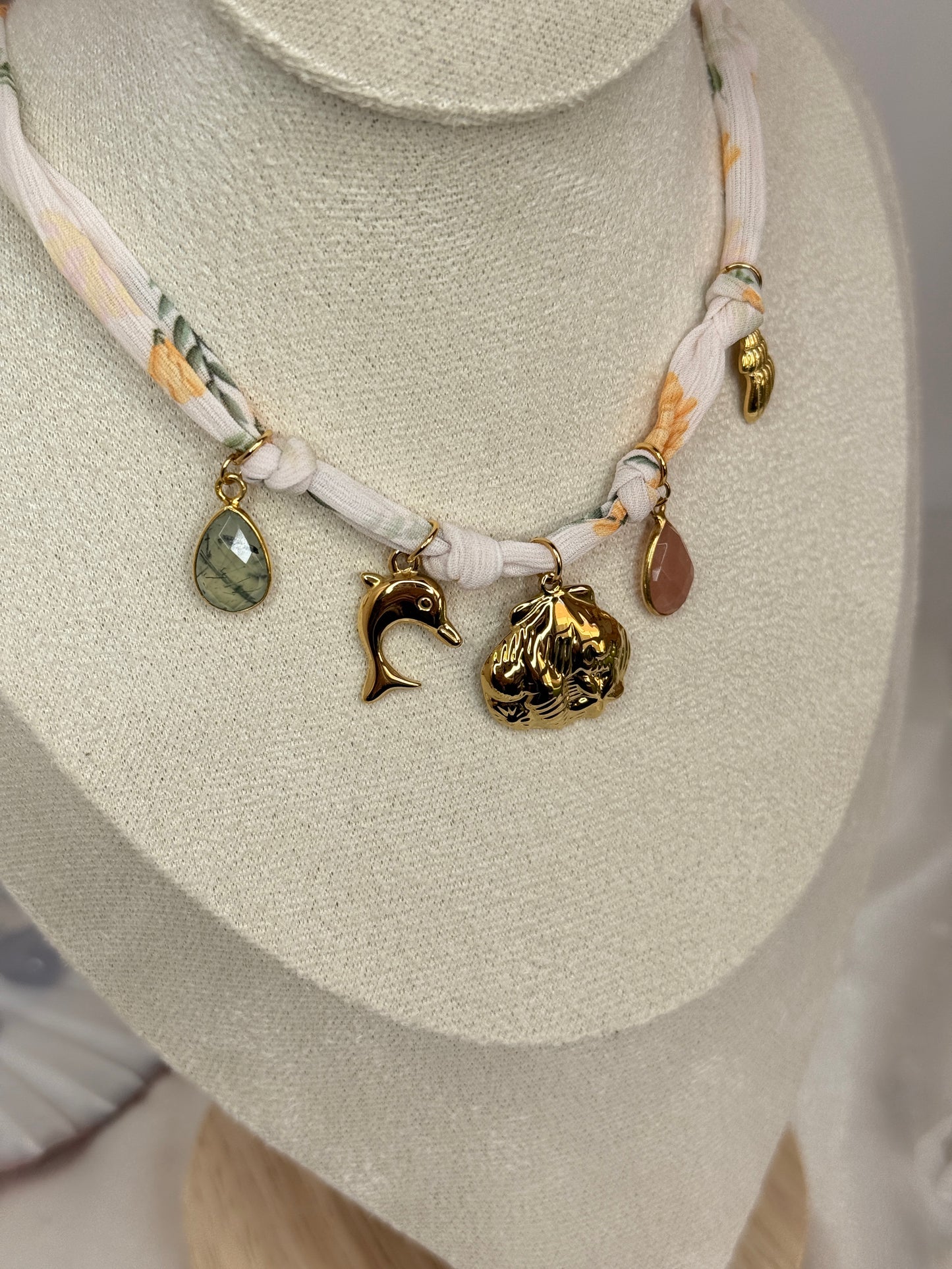 Collier tissu - breloques