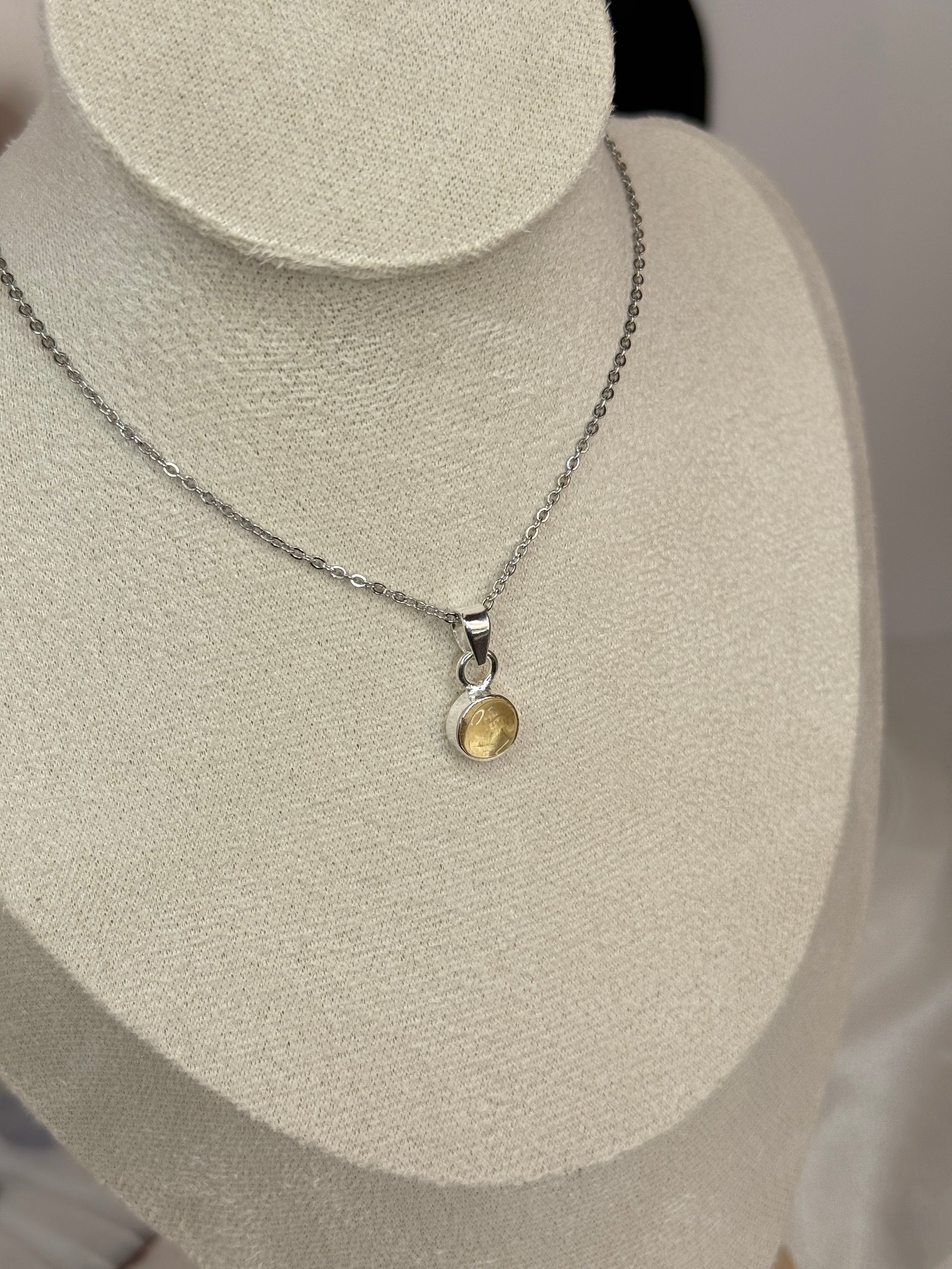 Pendentif jaune citrine rond - Montres & Bijoux Pendentif jaune citrine rond - Montres & Bijoux