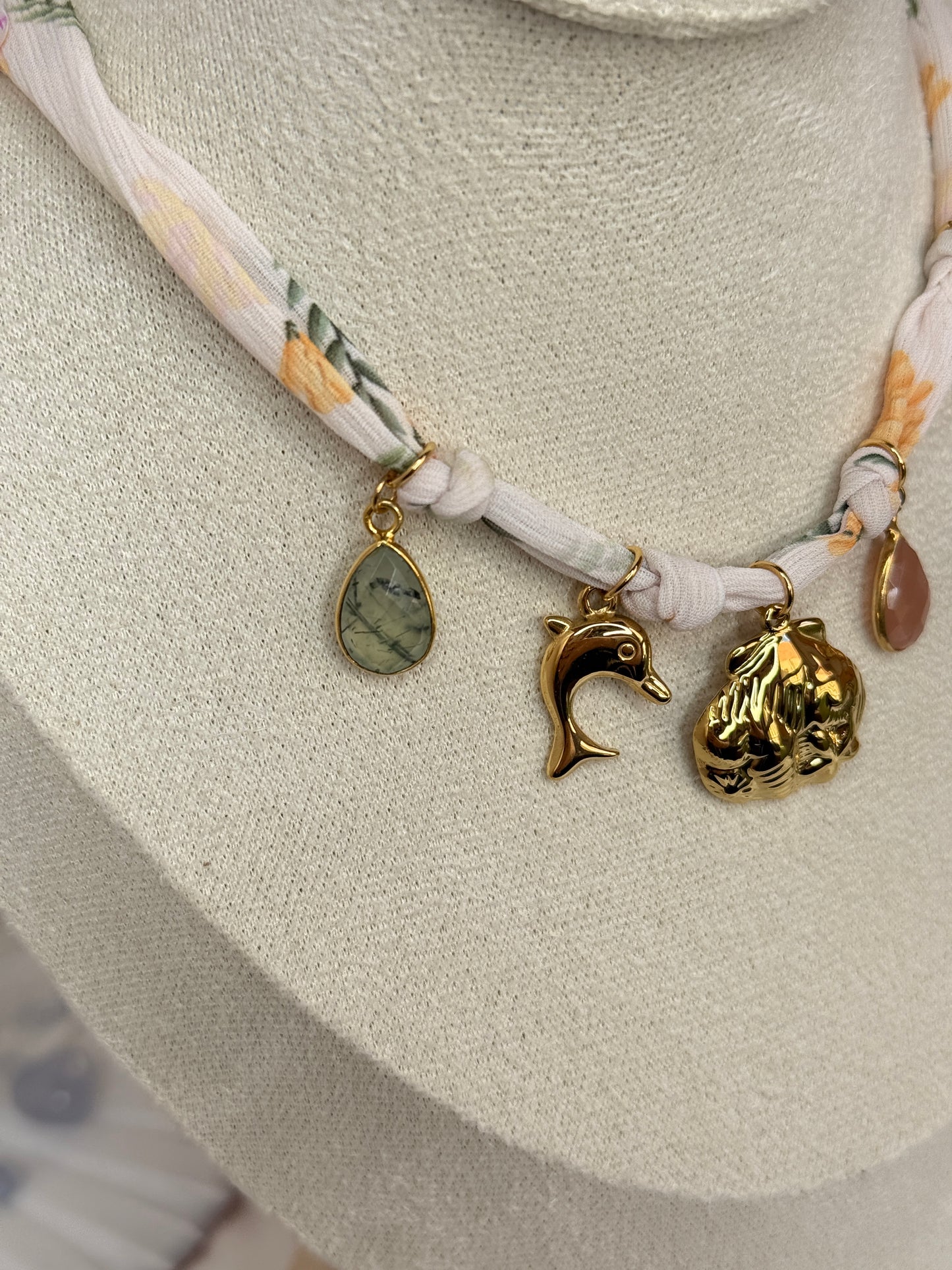 Collier tissu - breloques