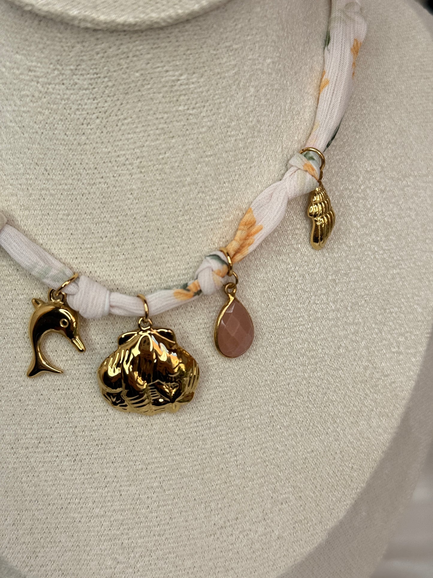 Collier tissu - breloques
